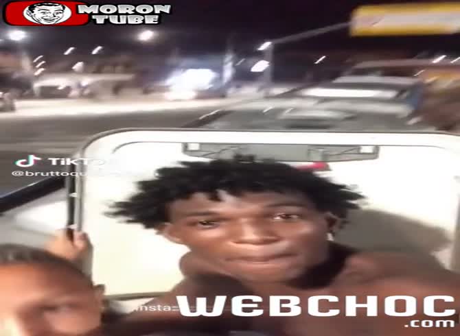 Video :2 young people show off by traveling on the roof of a bus